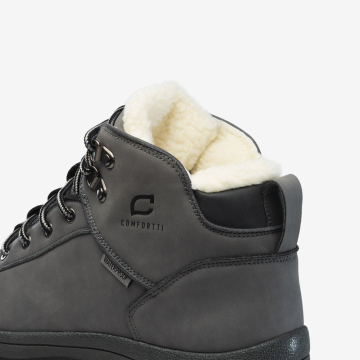 Men's hiking boots with weatherproof design 