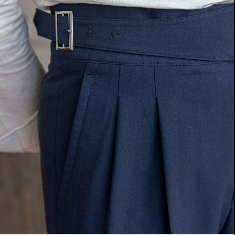 Men's pleated trousers with buckle closure and classic cut