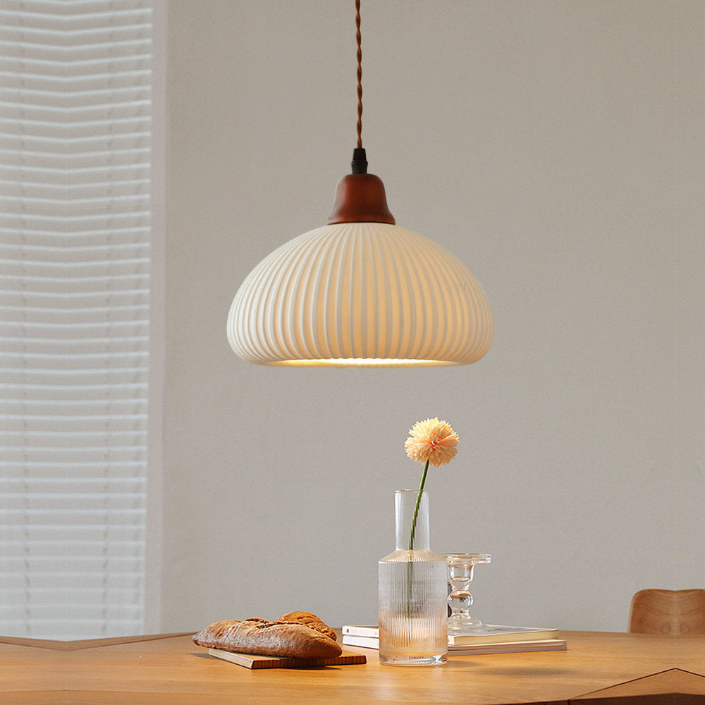 Pendelleuchte aus Keramik und Holz im minimalistischen Stil