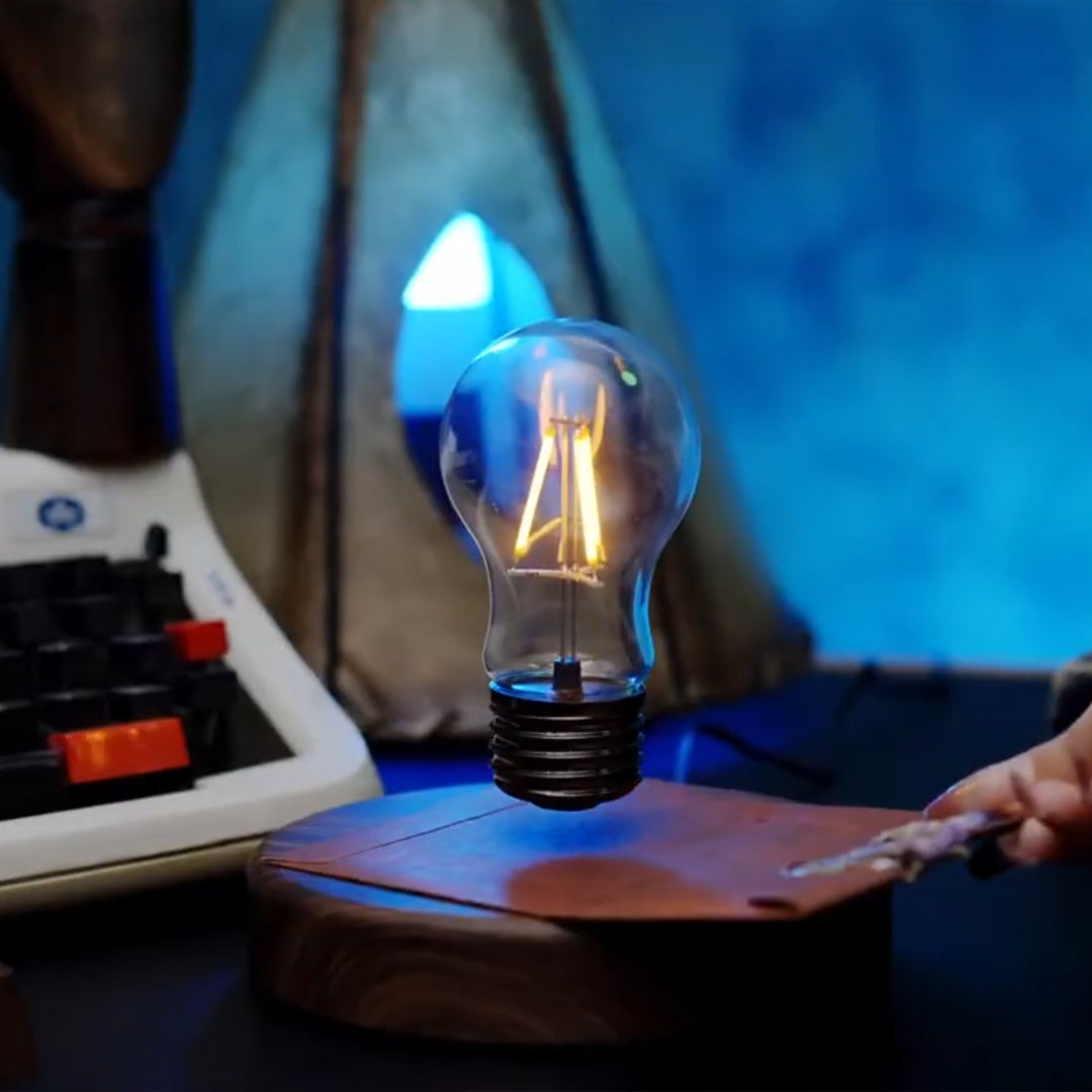 Floating lightbulb lamp with magnetic levitation