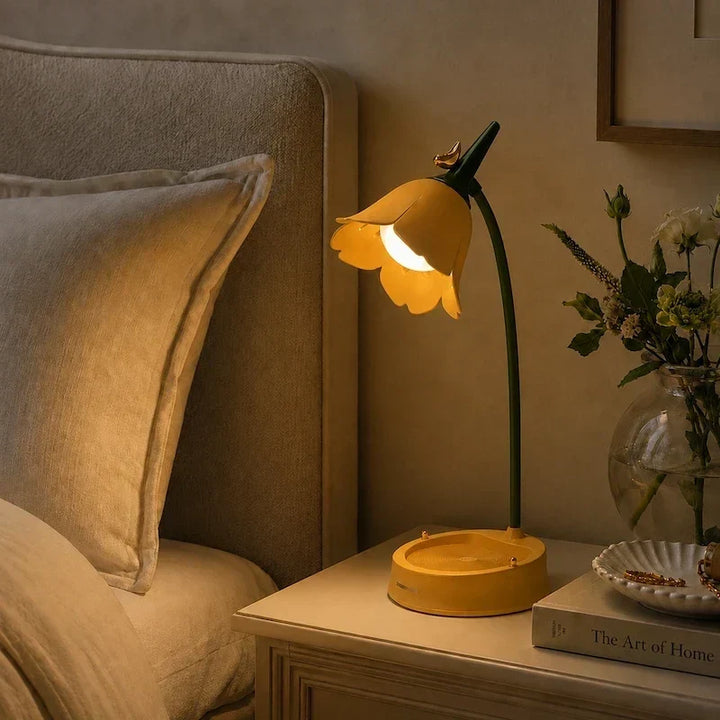 LED-Lampe im Blumendesign zur Nutzung als Leselicht am Nachttisch