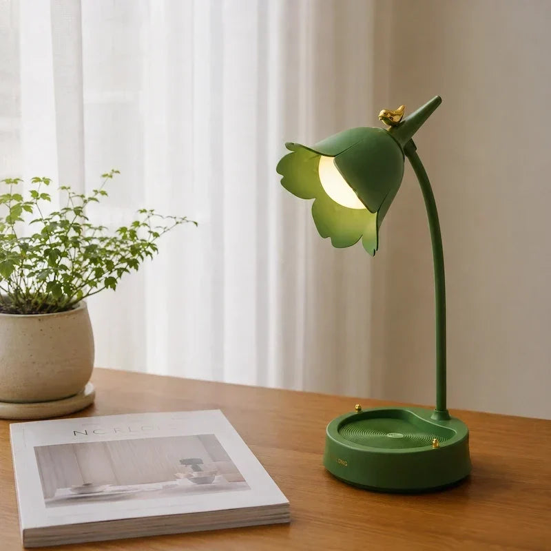 Detailansicht der flexiblen Lampe mit dekorativen Blütenelementen