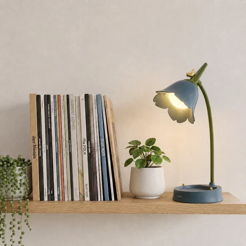 LED-Leselampe im dekorativen Blumendesign mit integrierter Handyhalterung