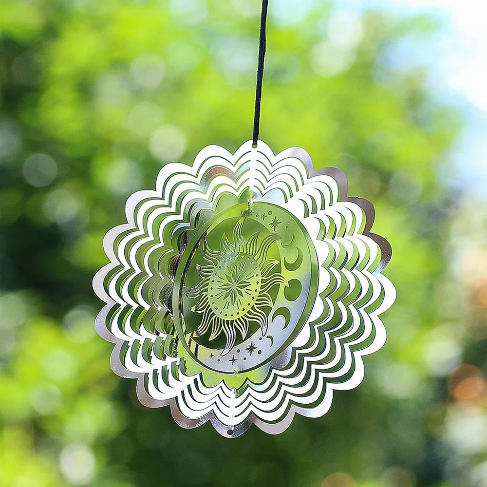 Runder Windspinner aus Edelstahl hängend im Außenbereich mit reflektierendem Design