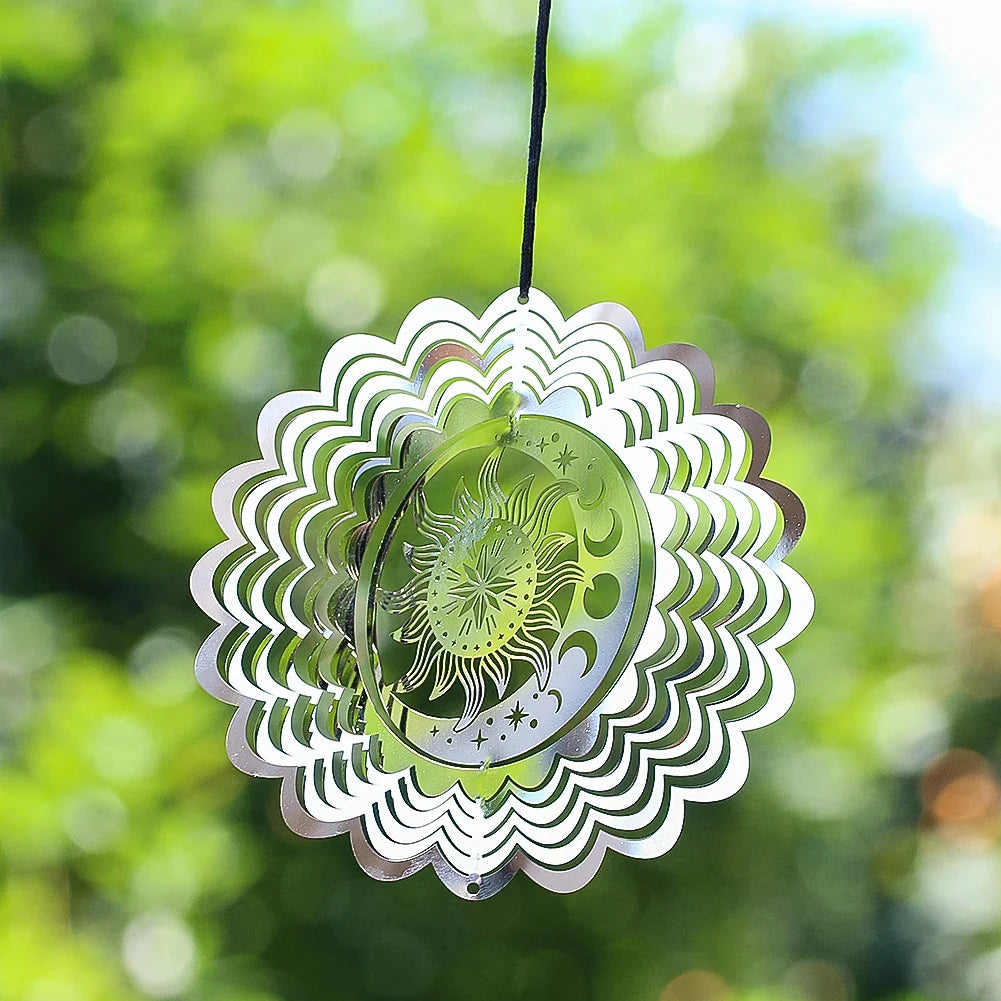 Runder Windspinner aus Edelstahl hängend im Außenbereich mit reflektierendem Design