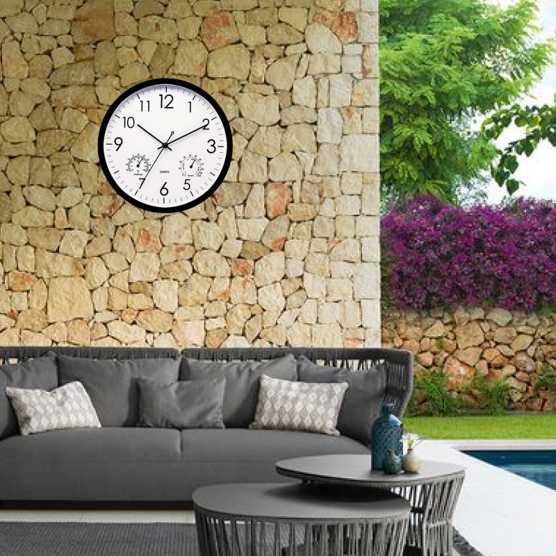 Detailansicht der Gartenuhr mit Temperatur- und Feuchtigkeitsanzeige