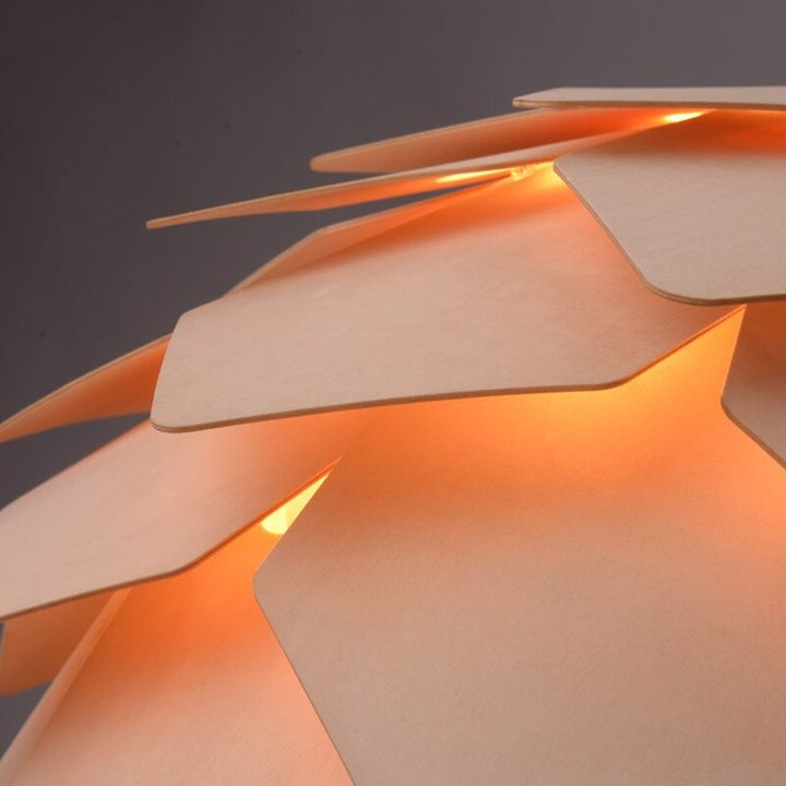 Handgefertigte Pendelleuchte aus Holz im Pinienzapfen-Design