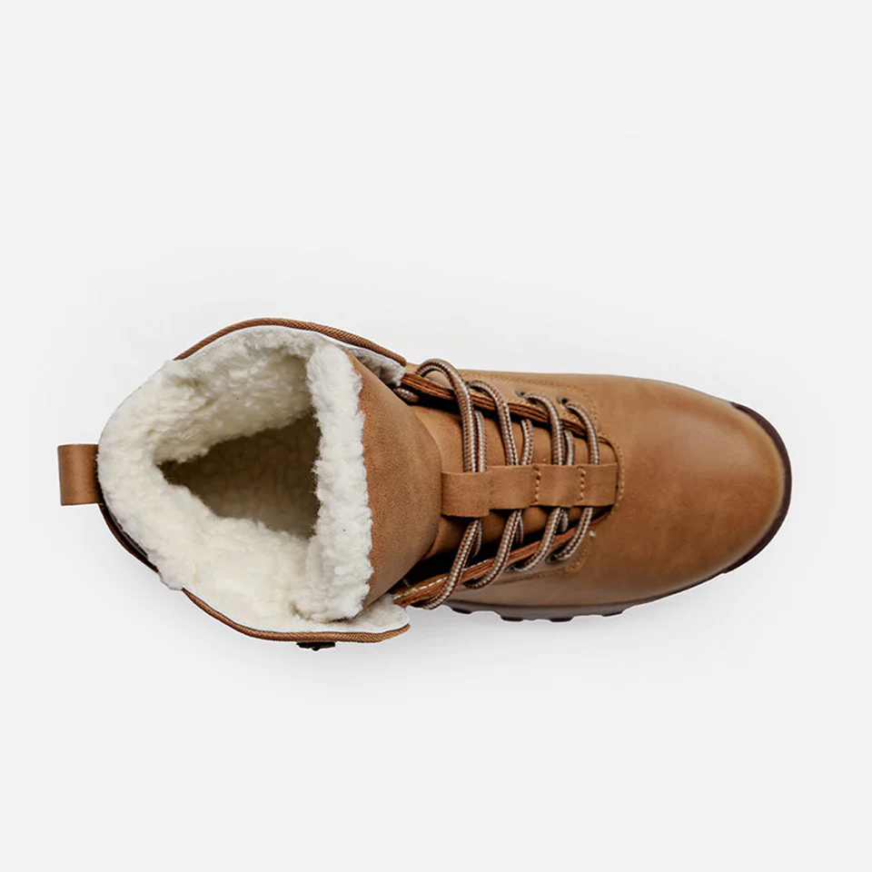 Men's hiking boots with weatherproof design 