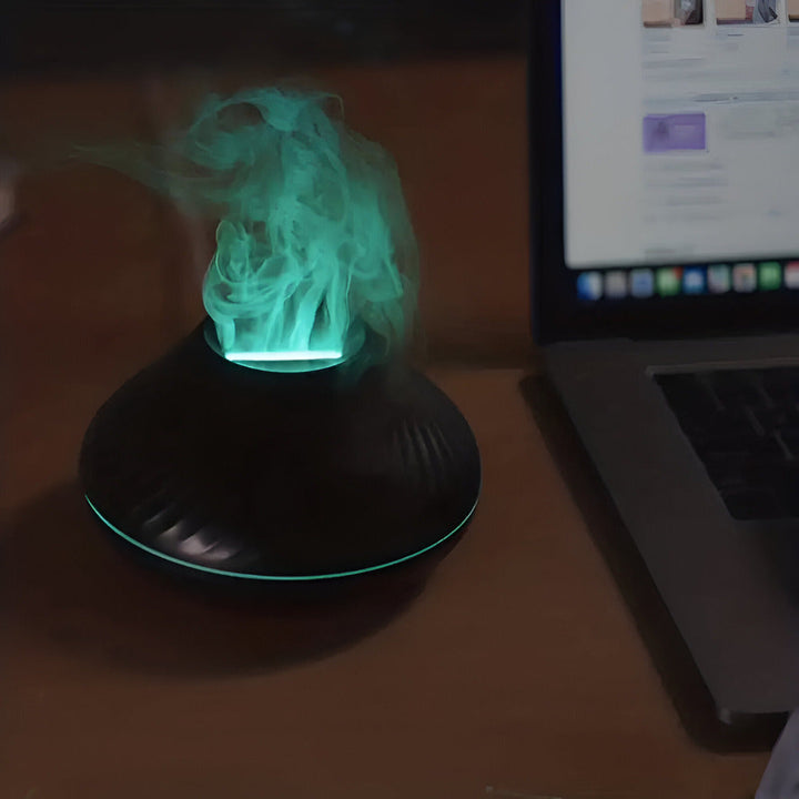 Nahaufnahme des Aroma Diffusers mit Holzoptik und austretendem Nebel