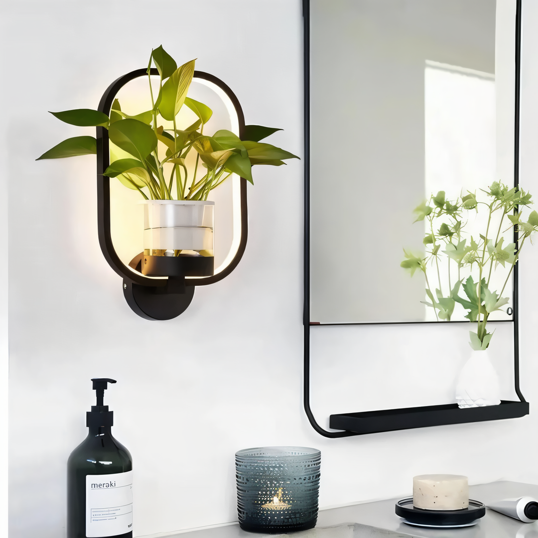 LED-Wandleuchte mit schwarzem Eisenrahmen und Platz für eine kleine Pflanze