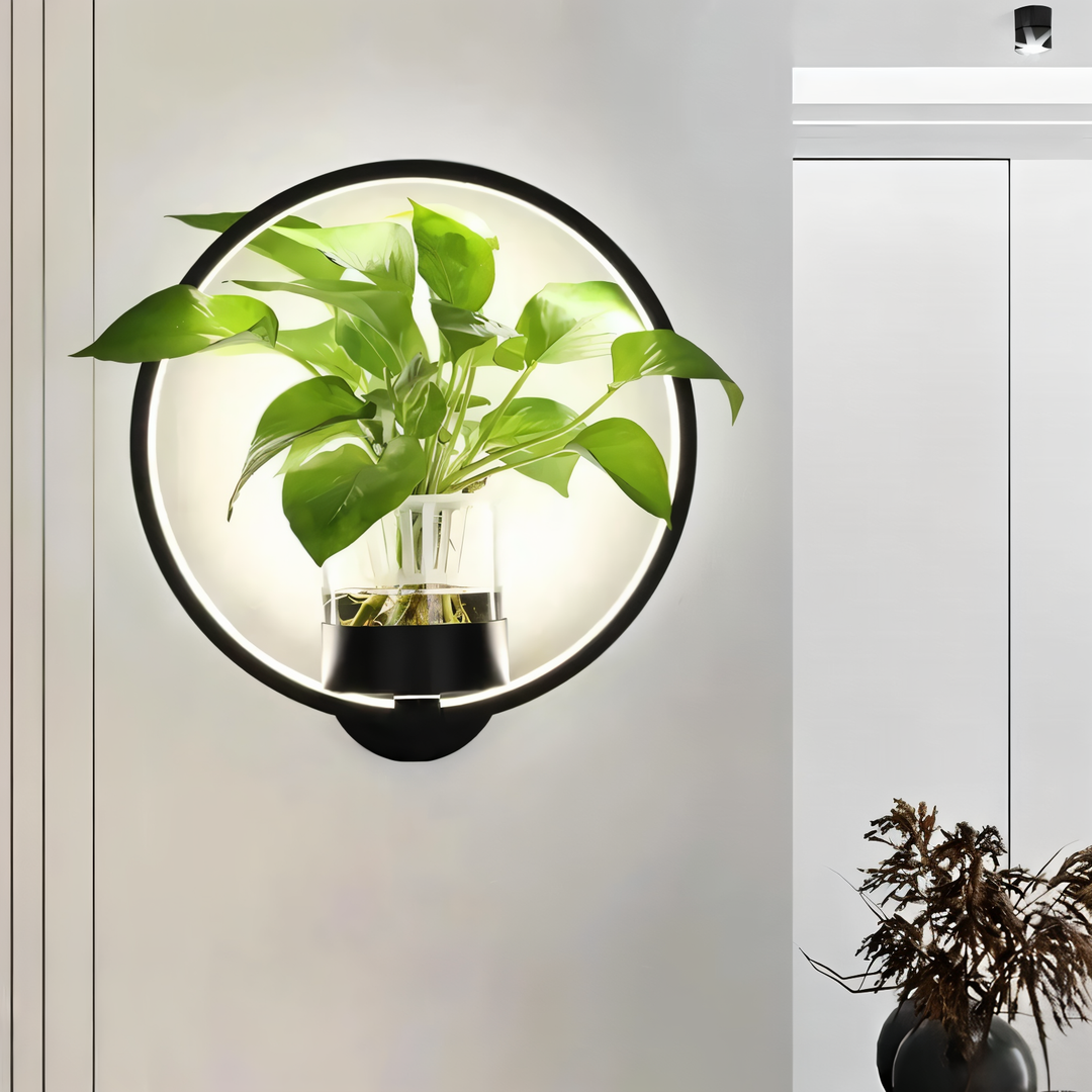 LED-Wandleuchte mit Pflanzenhalterung aus Eisen an einer hellen Innenwand