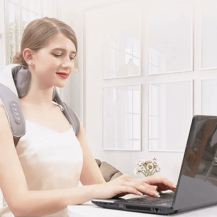 Automatic massage device for neck and shoulders