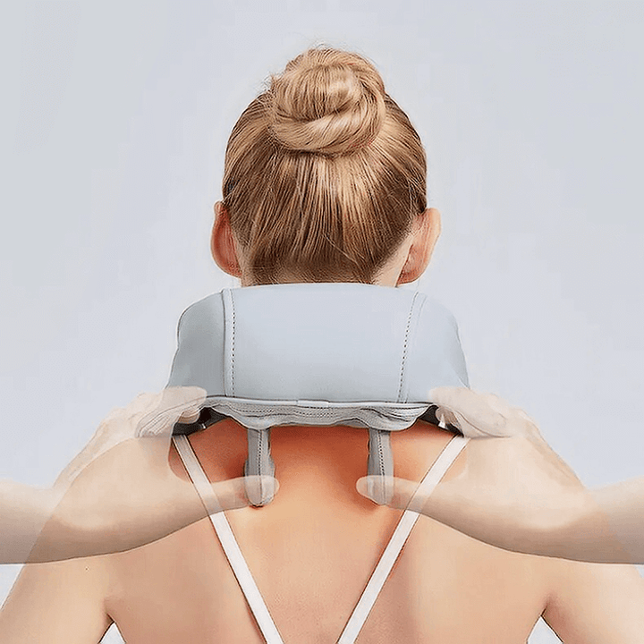 Automatic massage device for neck and shoulders