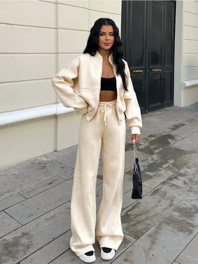 Women's tracksuit with a relaxed fit and soft fabric