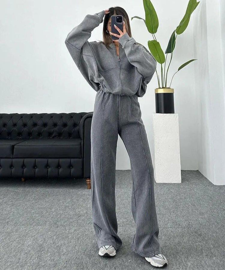 Women's tracksuit with a relaxed fit and soft fabric