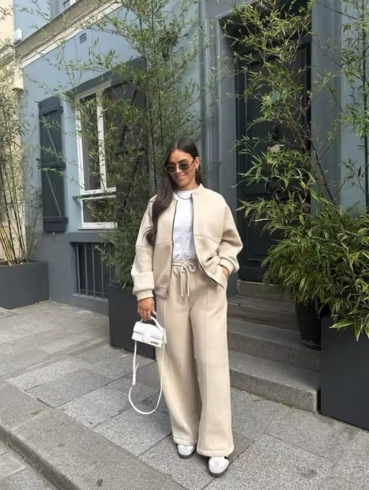 Women's tracksuit with a relaxed fit and soft fabric