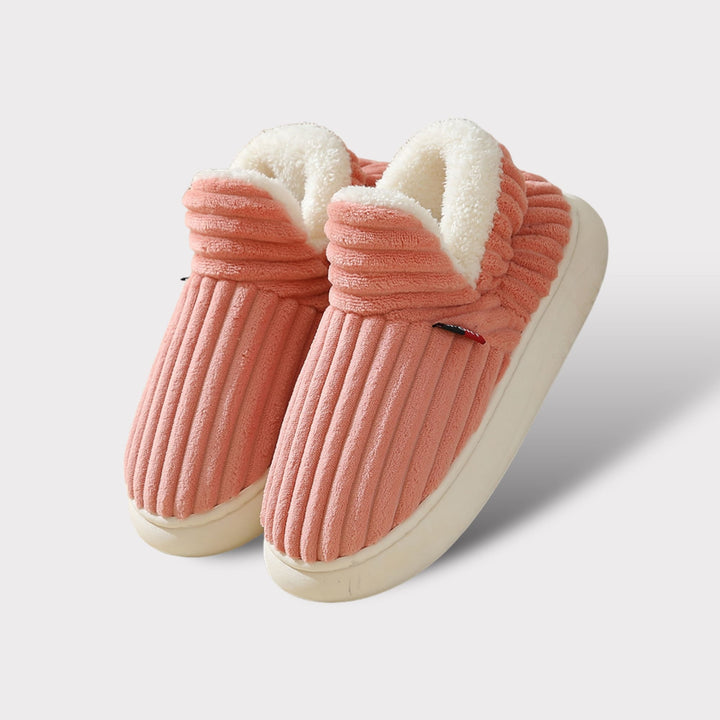 Unisex slippers with soft fur and enveloping design