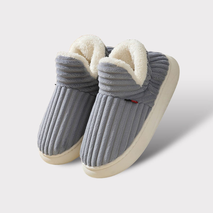 Unisex slippers with soft fur and enveloping design