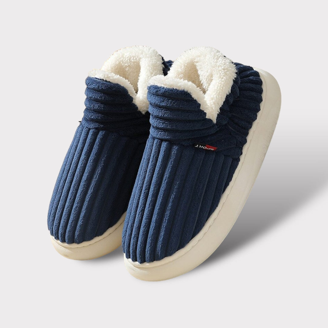 Unisex slippers with soft fur and enveloping design