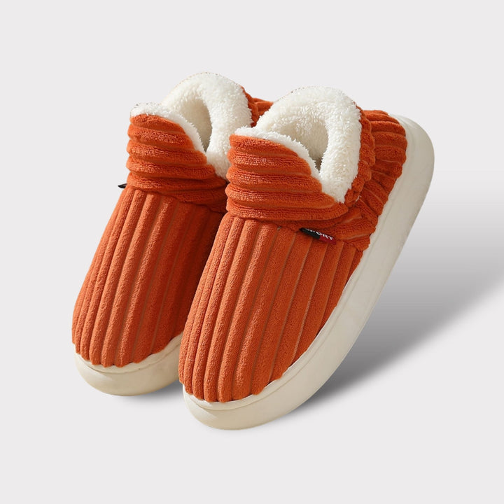 Unisex slippers with soft fur and enveloping design