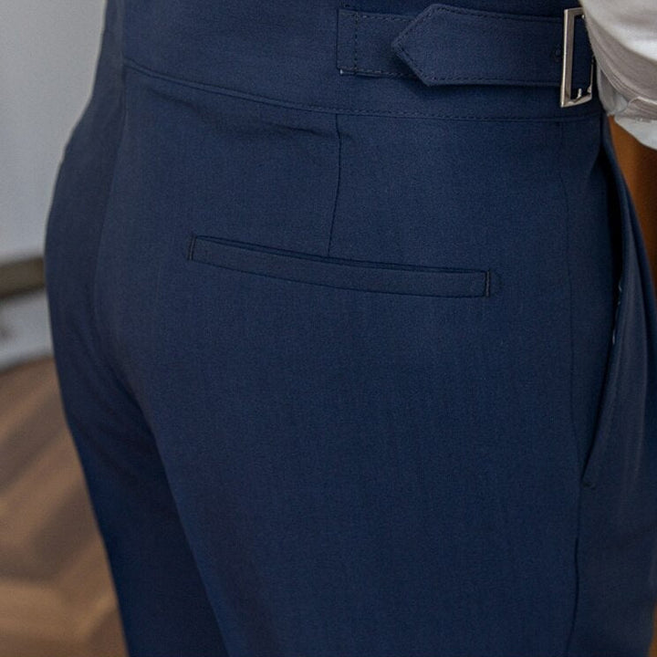 Men's pleated trousers with buckle closure and classic cut