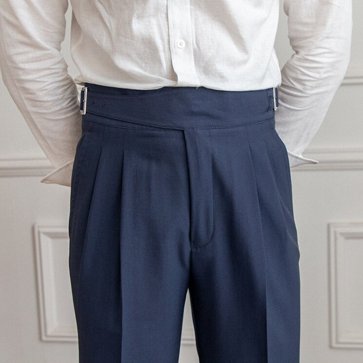 Men's pleated trousers with buckle closure and classic cut