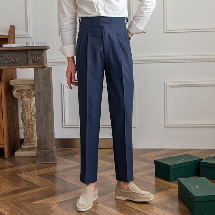 Men's pleated trousers with buckle closure and classic cut