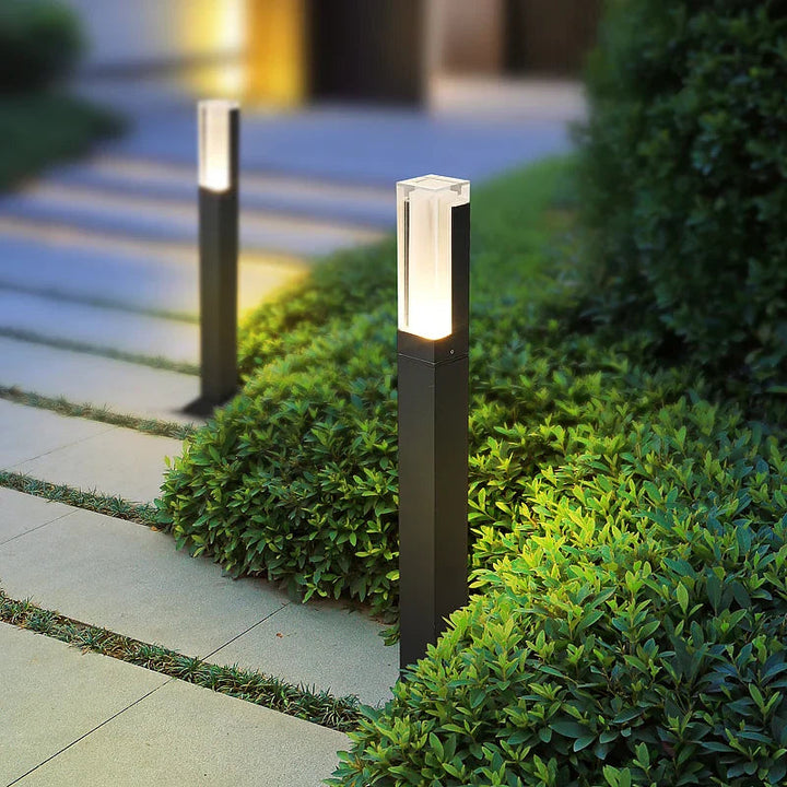 Moderne LED-Außenwandleuchte aus Aluminium und Acryl an einer Außenwand
