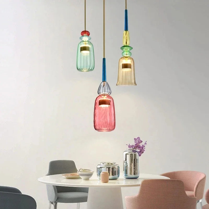 Dekorative Pendelleuchte mit strukturiertem Glasschirm im Wohnzimmer