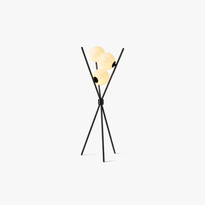 Tischlampe mit Milchglas-Kugelschirm und Dreibein-Gestell auf weißem Hintergrund