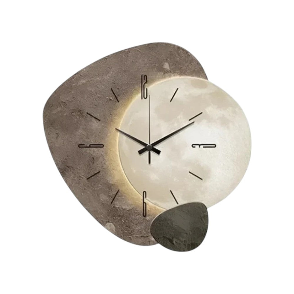 Wanduhr im Monddesign mit optionaler Beleuchtung in wohnlicher Umgebung