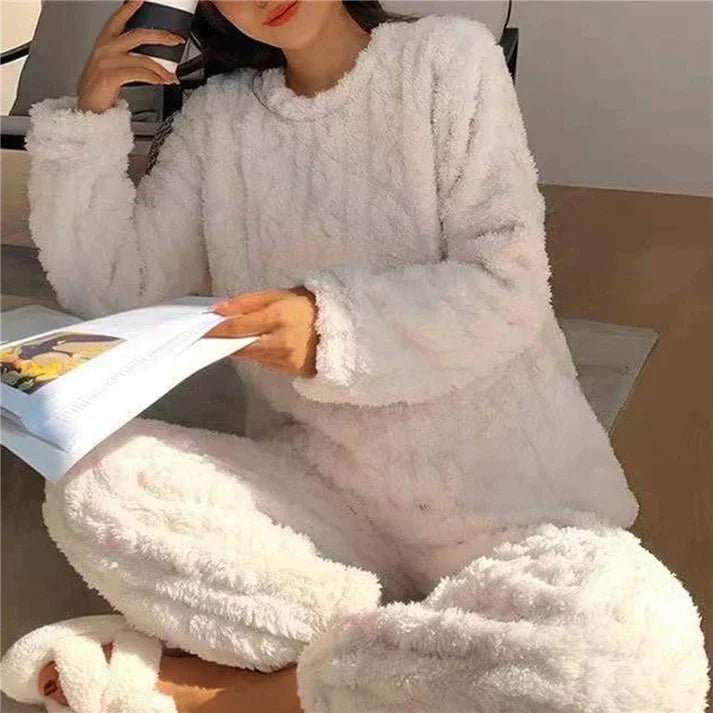 Women's Flannel Pyjama Set with Classic Design