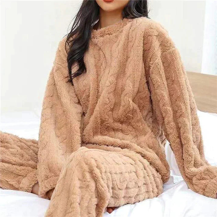 Women's Flannel Pyjama Set with Classic Design