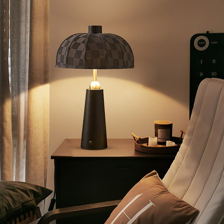 Tischlampe in schräger Ansicht mit Holz und hellem Stoffschirm
