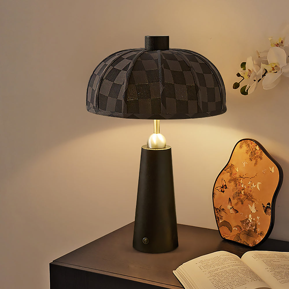 Detail des Holzfußes der Tischlampe in natürlicher Maserung