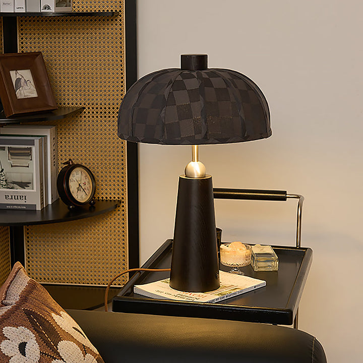 Rückansicht der Tischlampe mit Holzfuß und geripptem Schirm