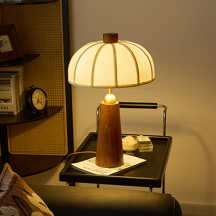 Detailaufnahme des gerippten Stoffschirms der Tischlampe