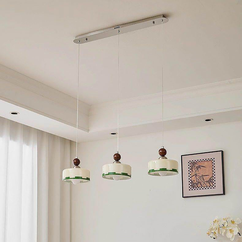 Pendelleuchte aus Glas und Holz in heller Innenraumansicht
