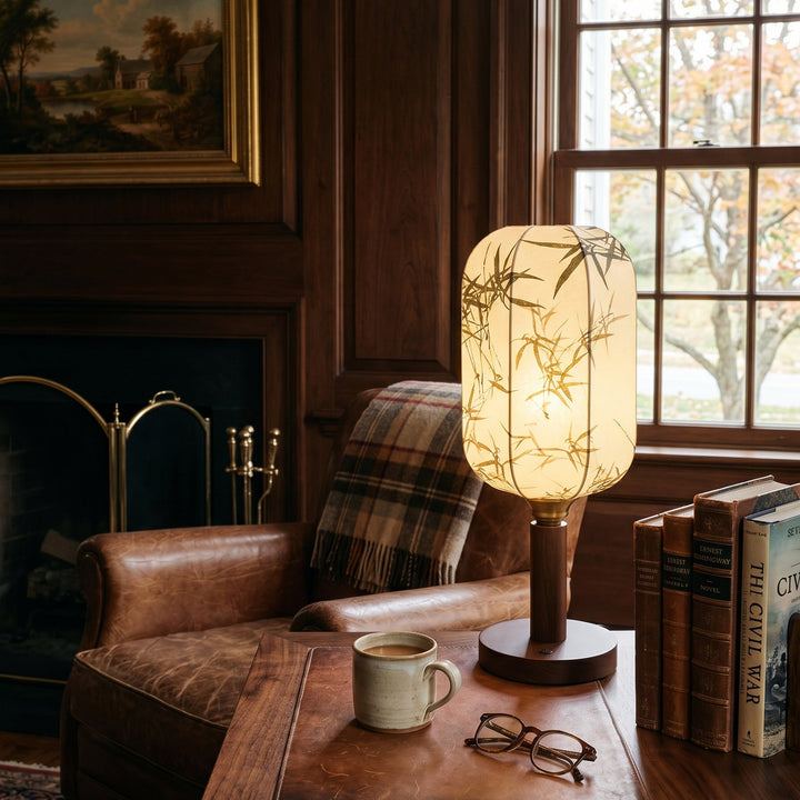 Tischlampe mit Stoffschirm im Wohnzimmer als warmes Ambientelicht