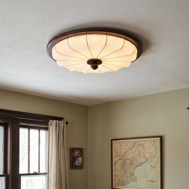 Moderne Deckenleuchte mit rundem Stoffschirm und Holzdetail an der Decke