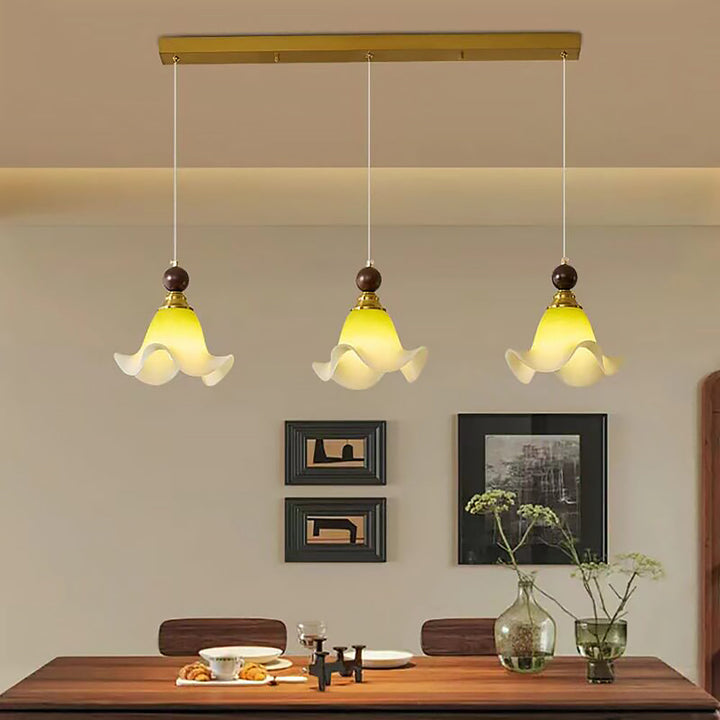 Holz-Acryl-Pendelleuchte mit elegantem Wellendesign aus der Nähe