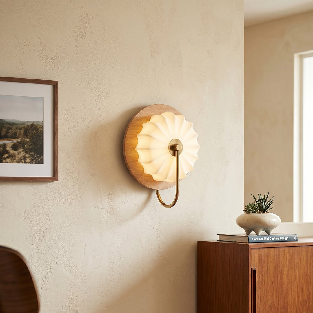 Elegante Wandleuchte mit hellem Stoffschirm und natürlicher Holzhalterung