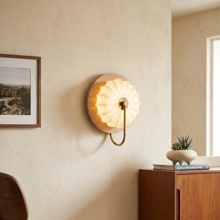 Elegante Wandleuchte mit hellem Stoffschirm und natürlicher Holzhalterung