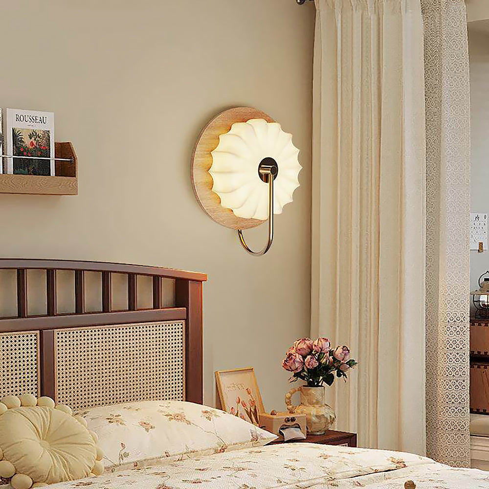 Stoff-Wandleuchte mit Holzarm und integriertem LED-Modul an der Wand