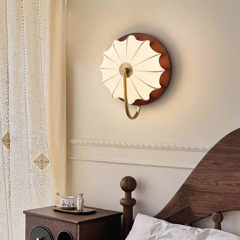 Minimalistische Wandlampe aus Stoff und Holz in modernem Wohnambiente
