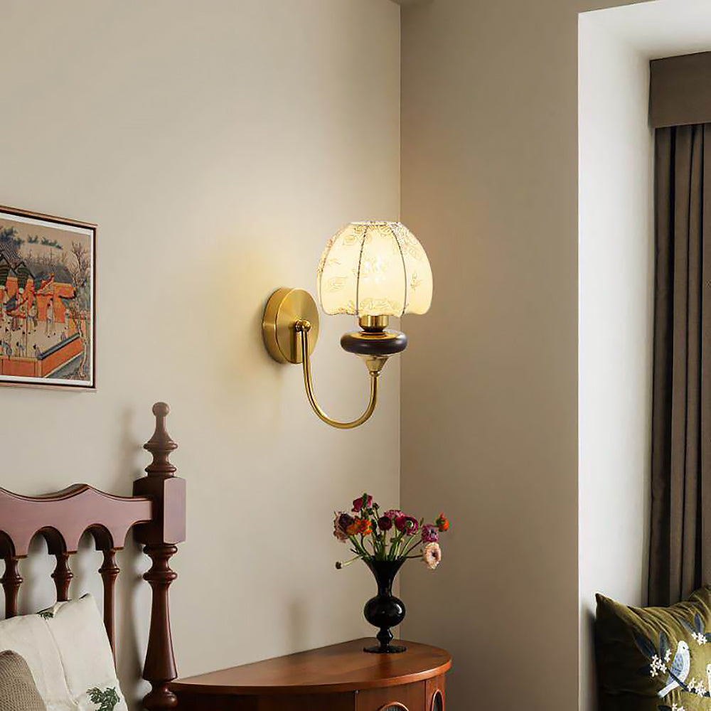 Moderne Wandleuchte mit hellem Stoffschirm, Holzarm und Metallhalterung