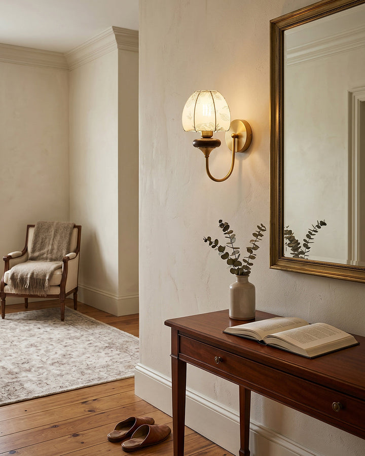 Wandleuchte mit zylindrischem Stoffschirm in modernem Design