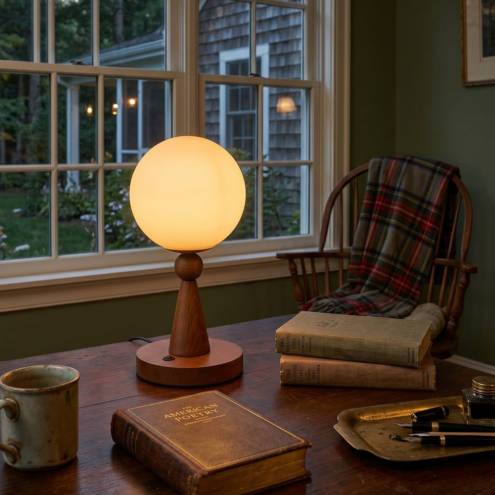 Moderne Tischlampe aus Holz und Glas in Kugelform frontal fotografiert