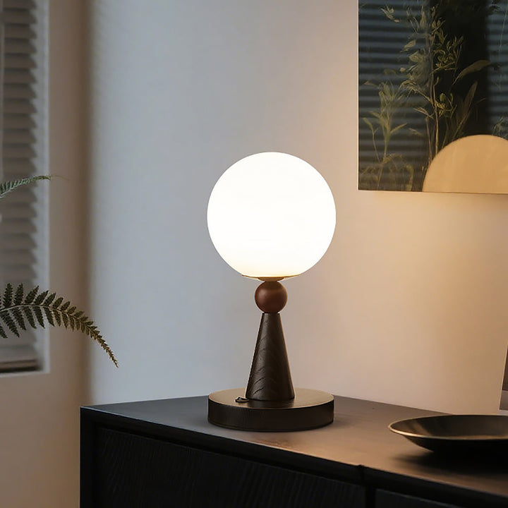 Seitliche Ansicht der Tischlampe mit Glaskugel und Holzbasis