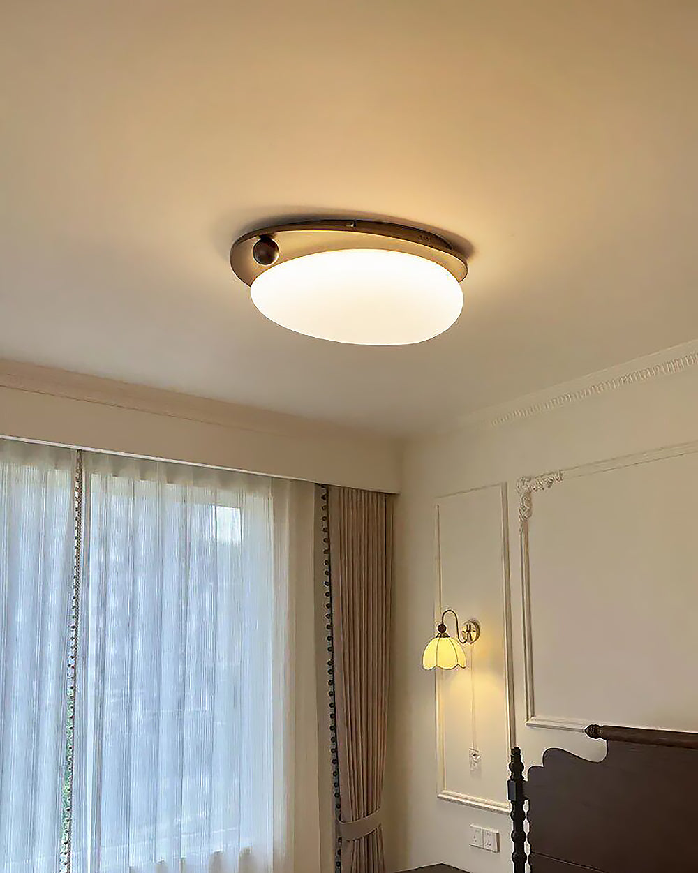 Deckenleuchte Holz Metall mit integrierter LED in dekorativer Raumansicht